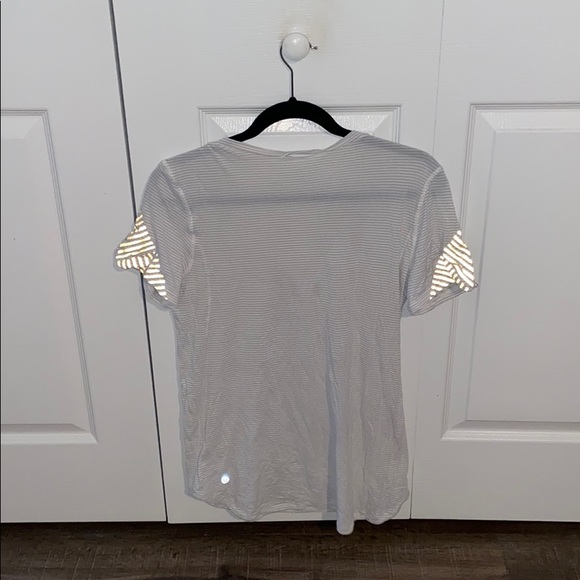 Lululemon V Neck - EUC - 8 - Picture 4 of 4